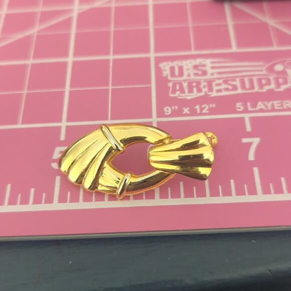 Three Pair Gold Tone Vintage Clip On/Screw Back Earrings - Picture 10 of 10